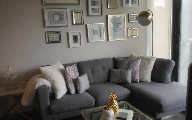 Beautiful 1BR Condo King Street West