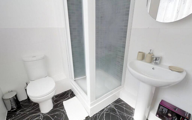 StayZo Cole Green Lane Accommodation- FREE Parking