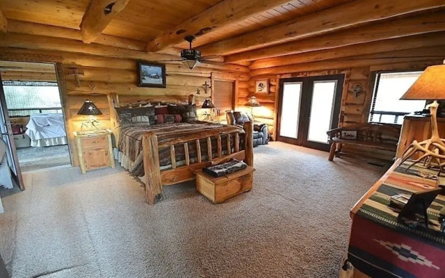 High Lonesome - Three Bedroom Cabin