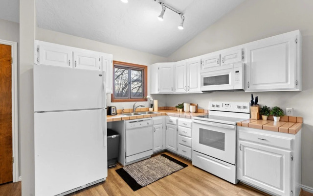 Hikers Hideaway Cozy Resort Condo w/ Pool & More