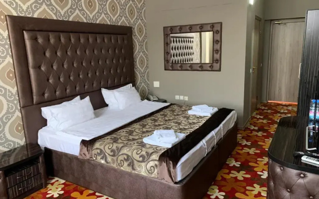 DeLuxe Plaza (Делюкс Плаза)