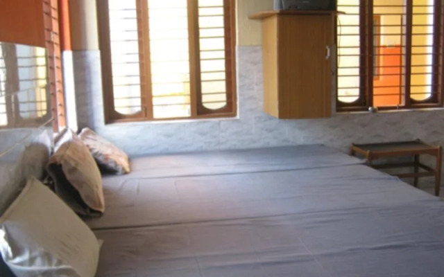 Raj Lodge