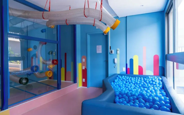 Estudio Pinheiros com piscina e academia
