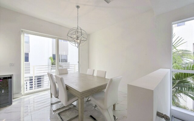 Tri-level Pompano Beach Townhouse by RedAwning