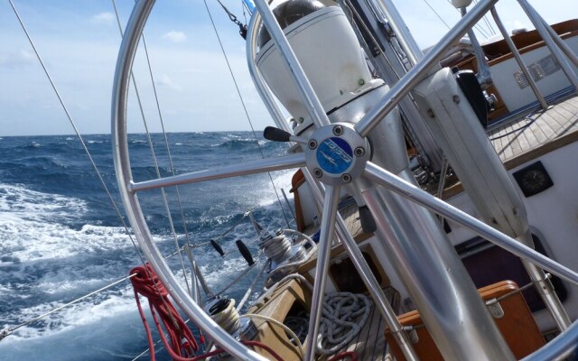 Nuit sur un voilier au Bono