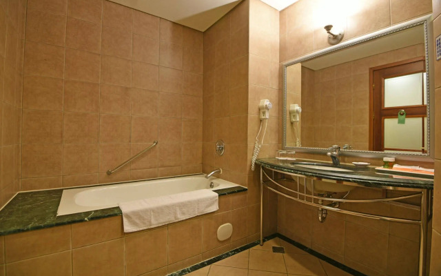 Wei-Yat Grand Hotel