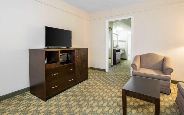 Quality Inn & Suites Jacksonville-Baymeadows