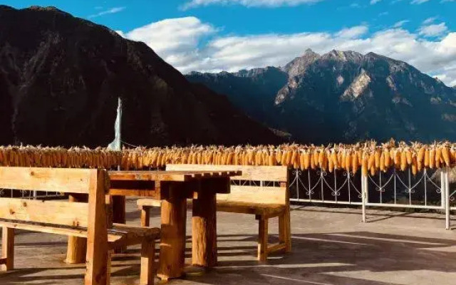 Danba yunshangzangjia Resdrt Hotel