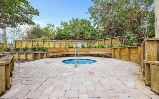 Treetop Beach Condo Sleeps 7!