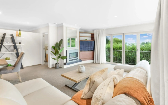 Lake Retreat - Hamilton Holiday Home