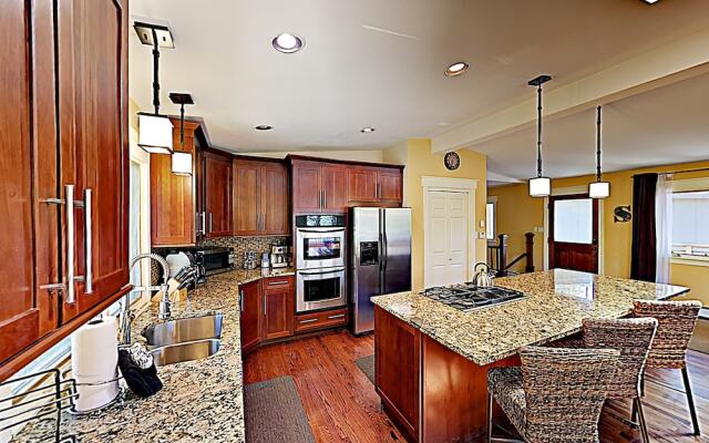 Charming & Warm Private 'in-Town' Home by RedAwning