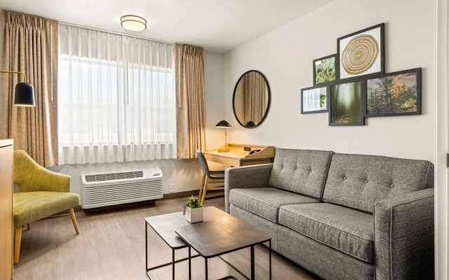 Oxford Suites Redding