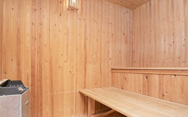 Modern Holiday Home in Humble With Sauna