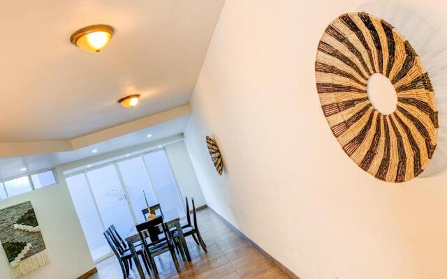 Beautiful 3 BDR 2,5 Bath- Steps from Beach w/PKG