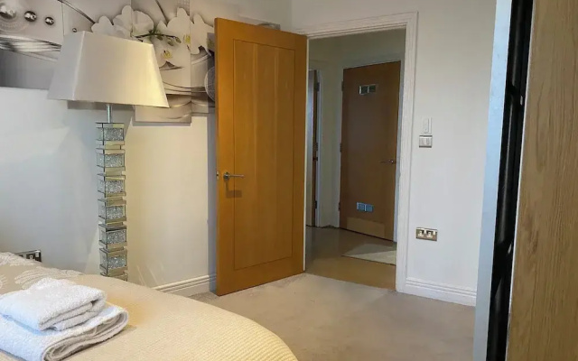 Cosy 2 Bedroom Royal Docks Apartment