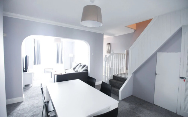 Honest Hospital House Apt.1