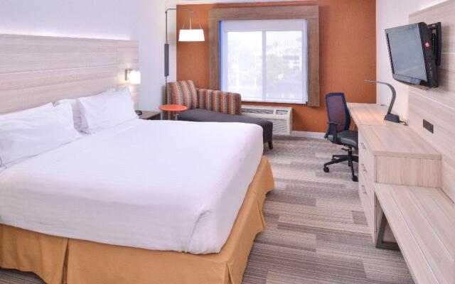 Holiday Inn Express & Suites San Diego Otay Mesa