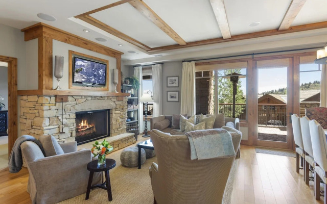 Solstice 18 Beautiful and Modern, Private Washer Dryer, Close to Eagle Lodge by RedAwning