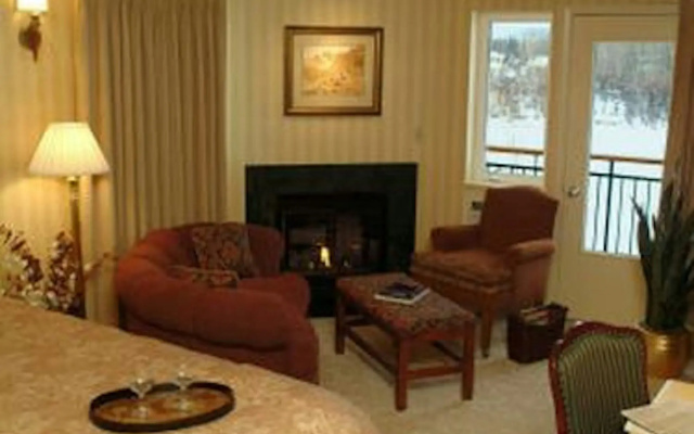 Pike's Waterfront Lodge