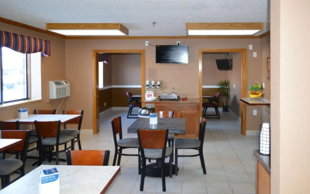 Econo Lodge Inn & Suites Auburn