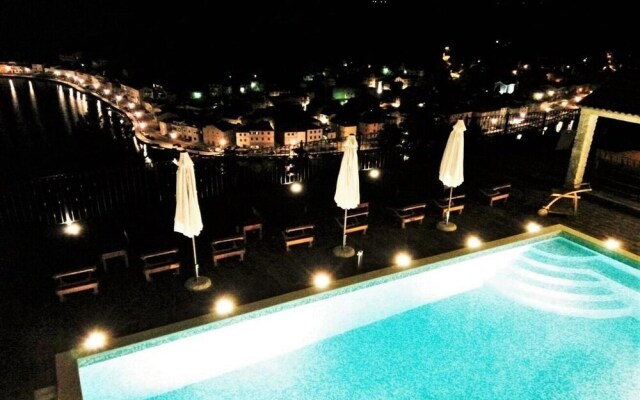 Luce - Pool and View - A1