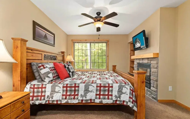 Gull Lake All-season Getaway w/ Private Deck