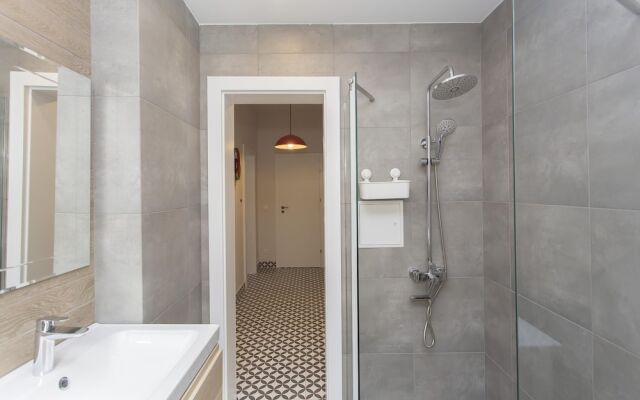 Sunny and Modern 1bdr Apartment in the Center