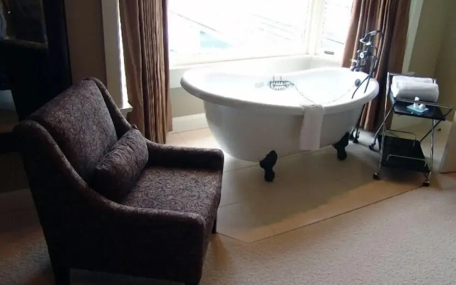Crown Mansion Boutique Hotel & Villas