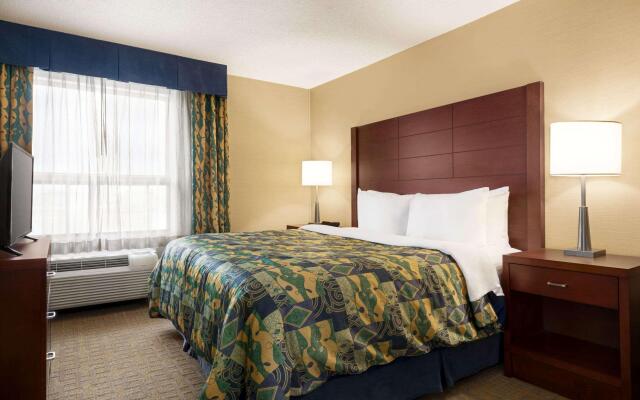 Travelodge by Wyndham Oshawa Whitby