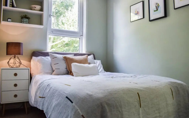 Stylish 3 Bedroom Home With Roof Terrace