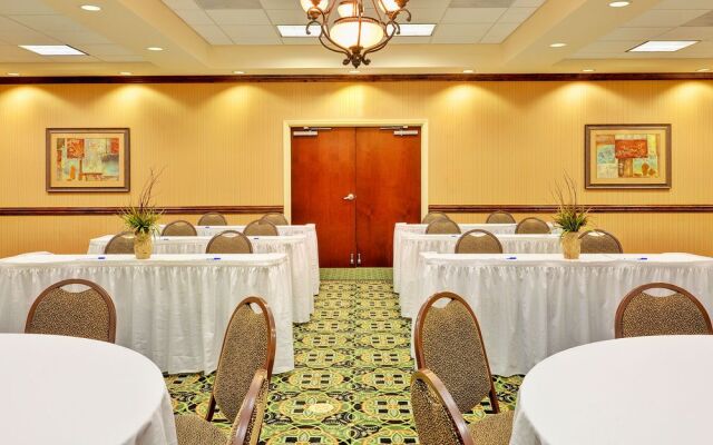 Holiday Inn Express Hotel & Suites Millington-Memphis Area