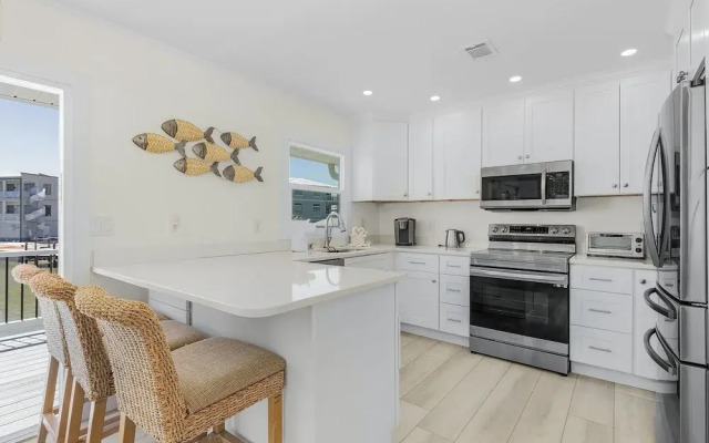 920 Bay Breeze Bungalow: Stunning Bay View Home W/ Heated Pool! 2 Bedroom Home