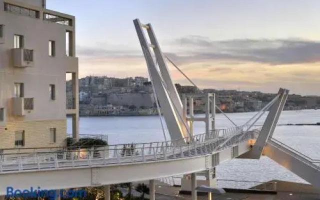 Modern Studio Central Location