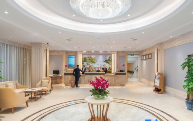 Vienna Hotel (Guiyang Huaxi Park Xueshi Road Subway Station)