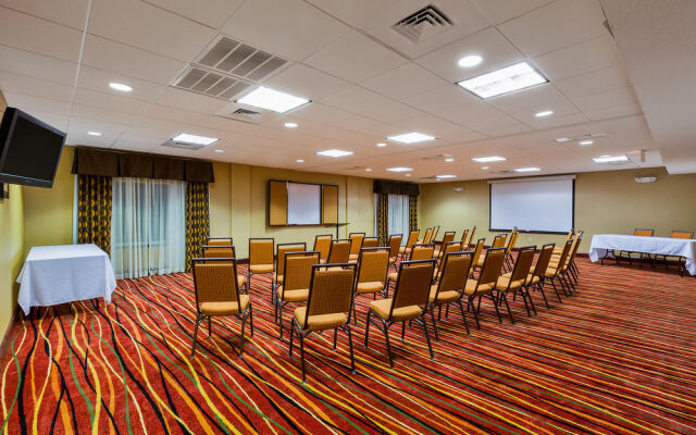 Holiday Inn Express Hotel & Suites Salina