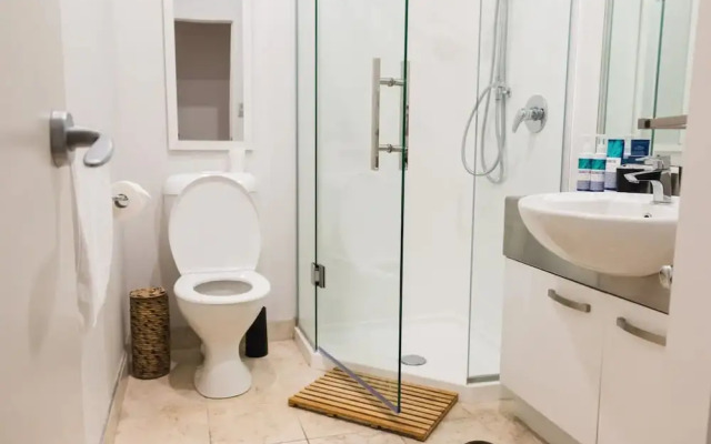 Modern 1 Bedroom Apartment With Spacious Courtyard in CBD