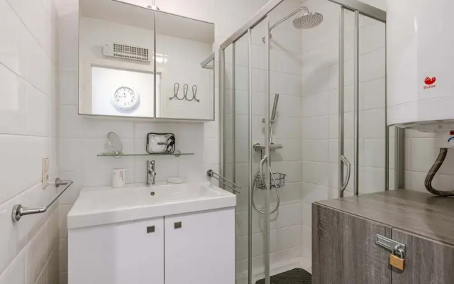 Cozy Apartment for 4 With Parking