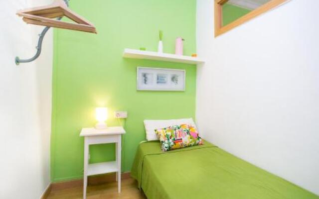 Ro Lively and bright apartment next to Blai st