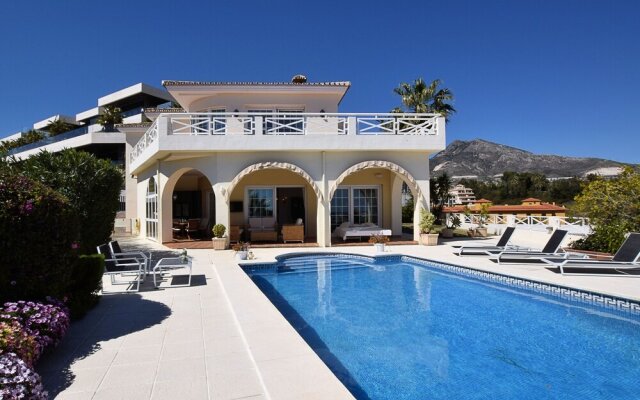 Luxury Villa With Private Swimming Pool And Magnificent Views, 900M Away From The Beach