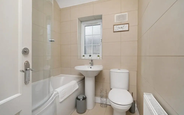 Delightful House 4 bed 2 bath  - Parking