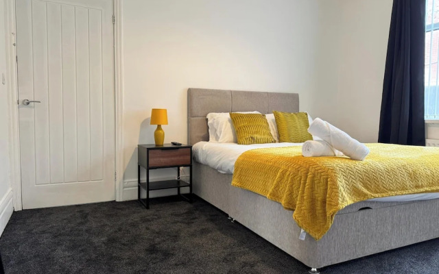 City Centre-4 Br-sleeps 7-garden-free Parking