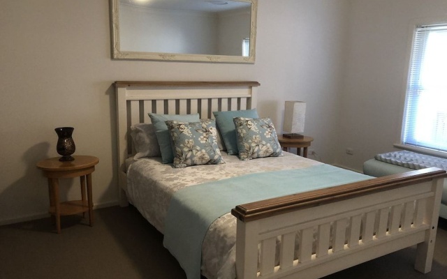 Gumnut Grove The Vintage – Guest Rooms – Rothbury