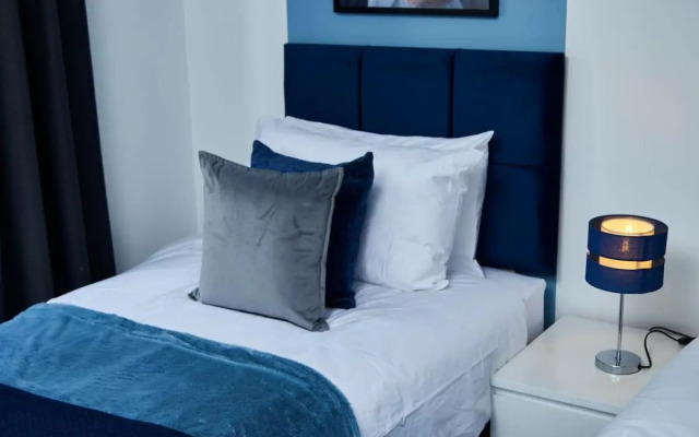 Stunning 4 Bedroom House - Parking and Garden