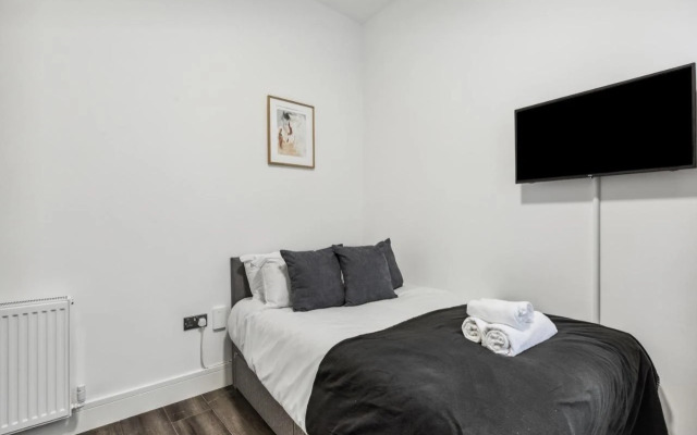 STH Sutherland Avenue Apartment