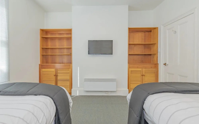4 Bedroom House - Hobart CBD - Parking