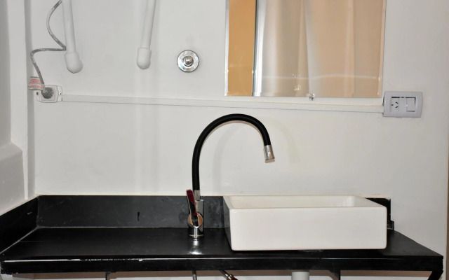 Habitación con oficina a la calle