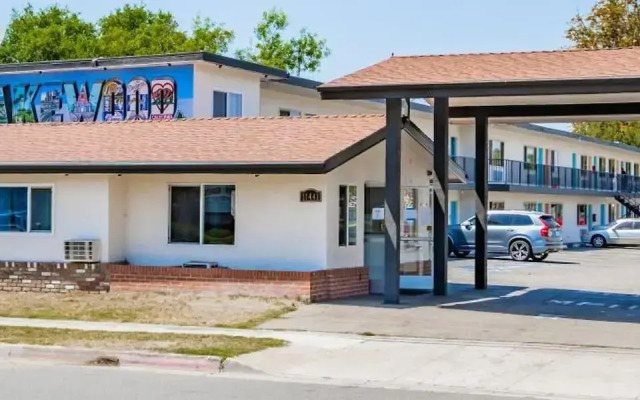 Tradewinds Motel