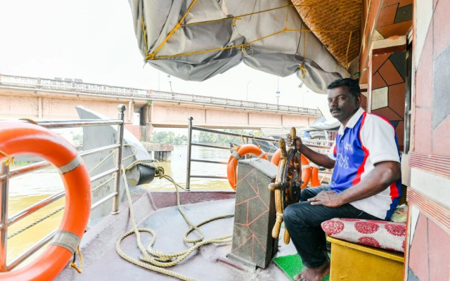 OYO 23210 KHBO Diamond Sharing Houseboat