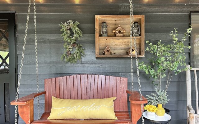 Thyme Out 2 Bedroom Home by NW Comfy Cabins by RedAwning