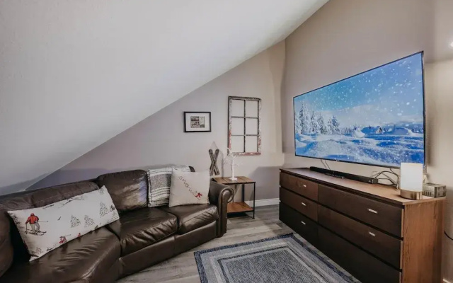 Snowater Condo 45sw With a Media Room